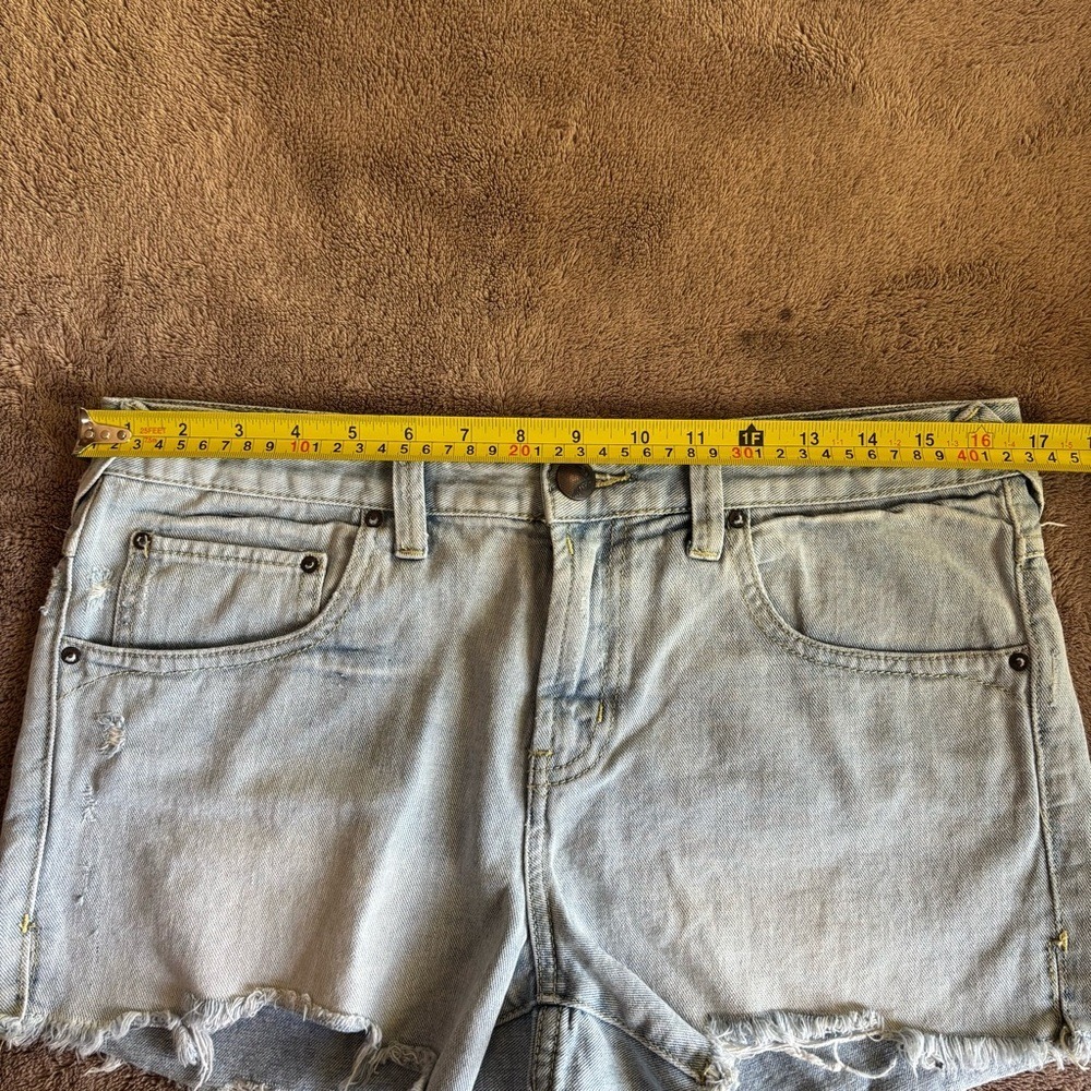 Free People Light Wash Distressed Denim Cut Off Shorts Size 28 - Picture 5 of 10